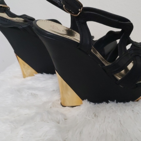 Shoes - Picture 2 of 4